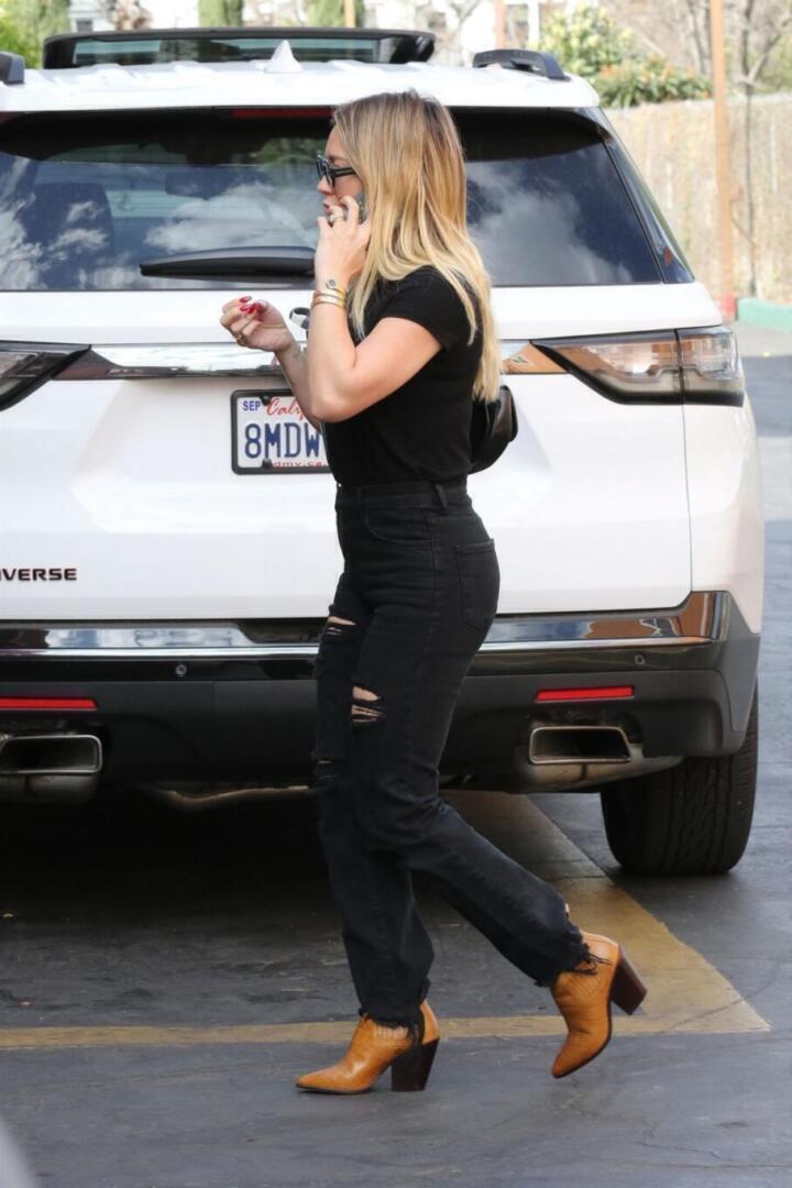 Hilary Duff - Los Angeles, CA | oval style