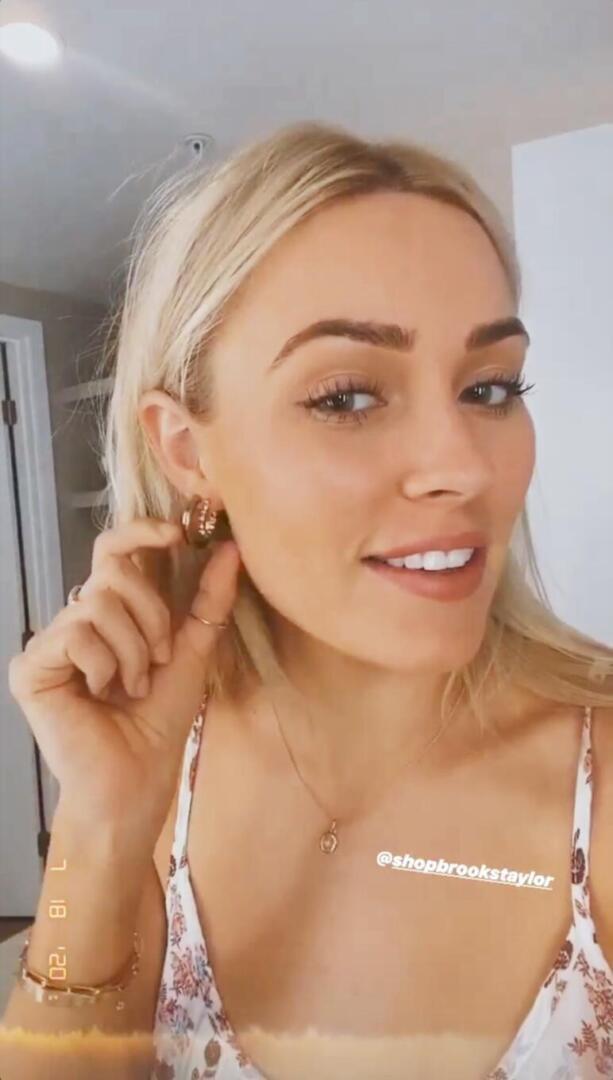 Cassie Randolph - Instagram story | ALOHA Collection style
