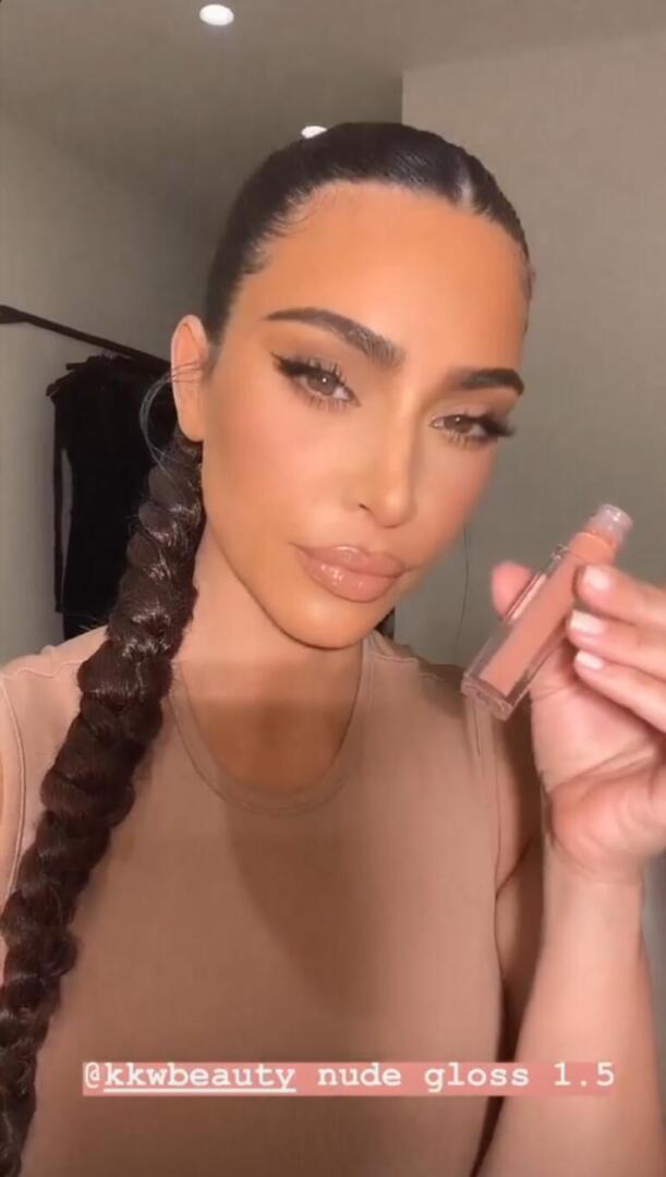 Kim Kardashian - Instagram story | Skims style
