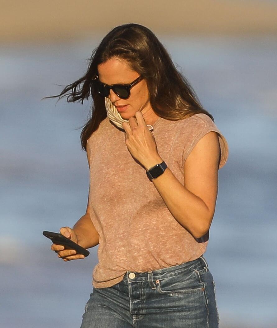 Jennifer Garner - Malibu, CA | tshirt style