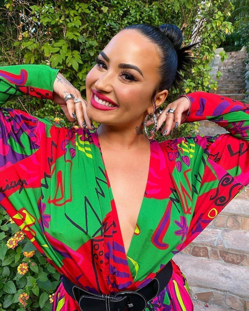 Demi Lovato - Instagram story | mini style