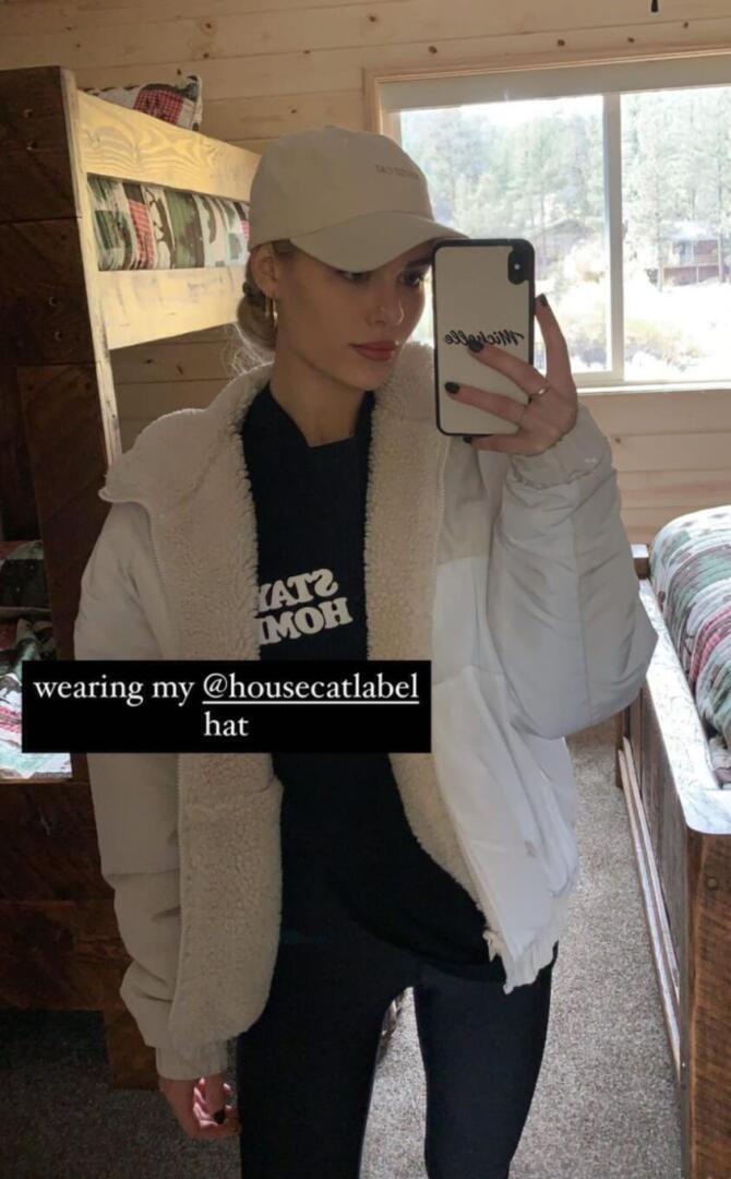 Michelle Randolph - Instagram story | sweatshirt style