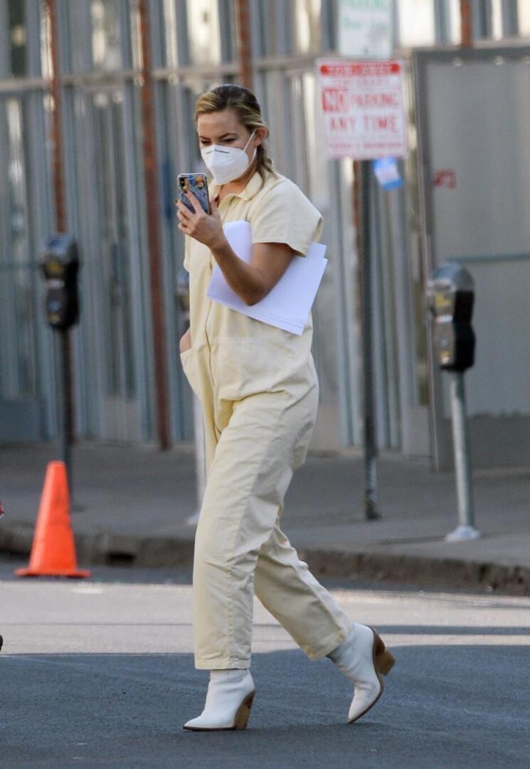 Kate Hudson - Los Angeles, CA | Filming 'Truth Be Told' | Kate Hudson style