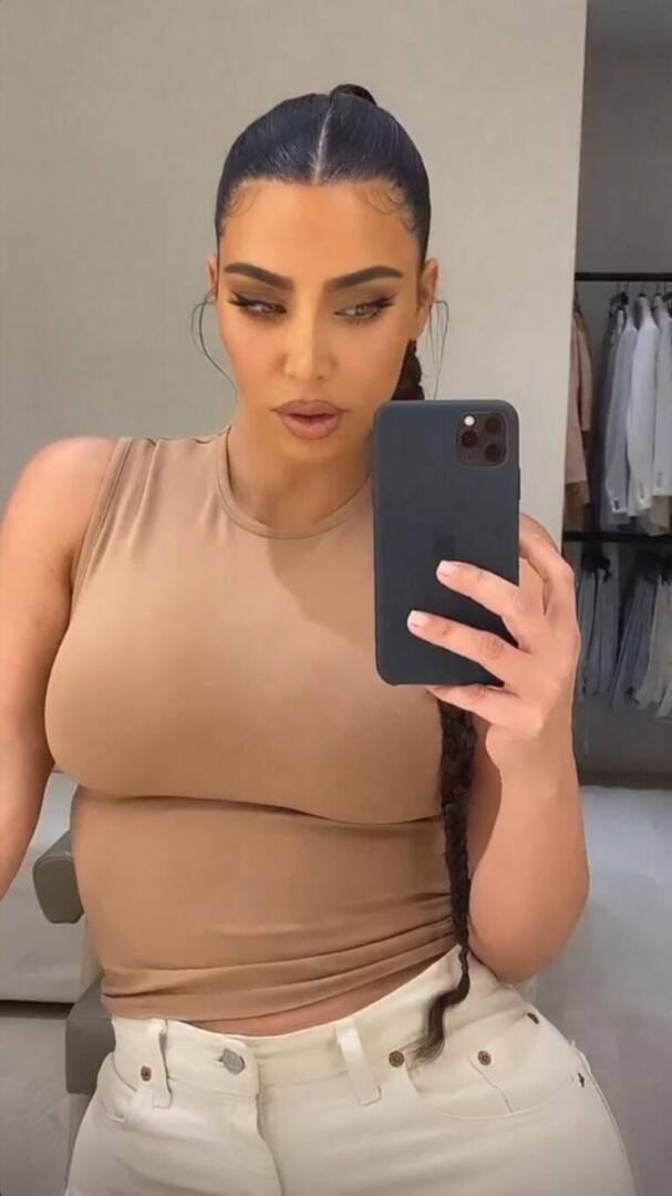 Kim Kardashian - Instagram story | Kelley Flanagan style