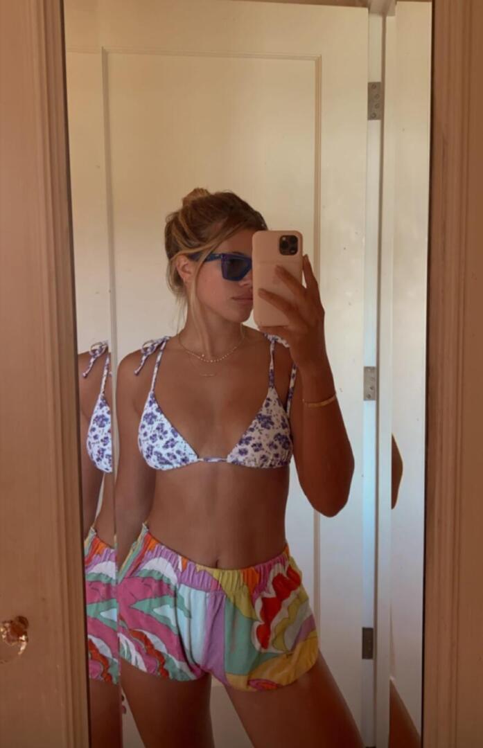 Sofia Richie - Instagram story | Vanessa Hudgens style