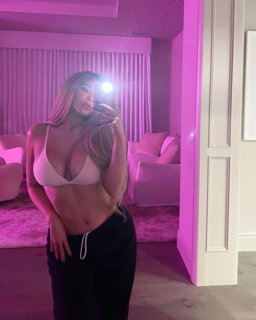 kyliejenner pinkmirror