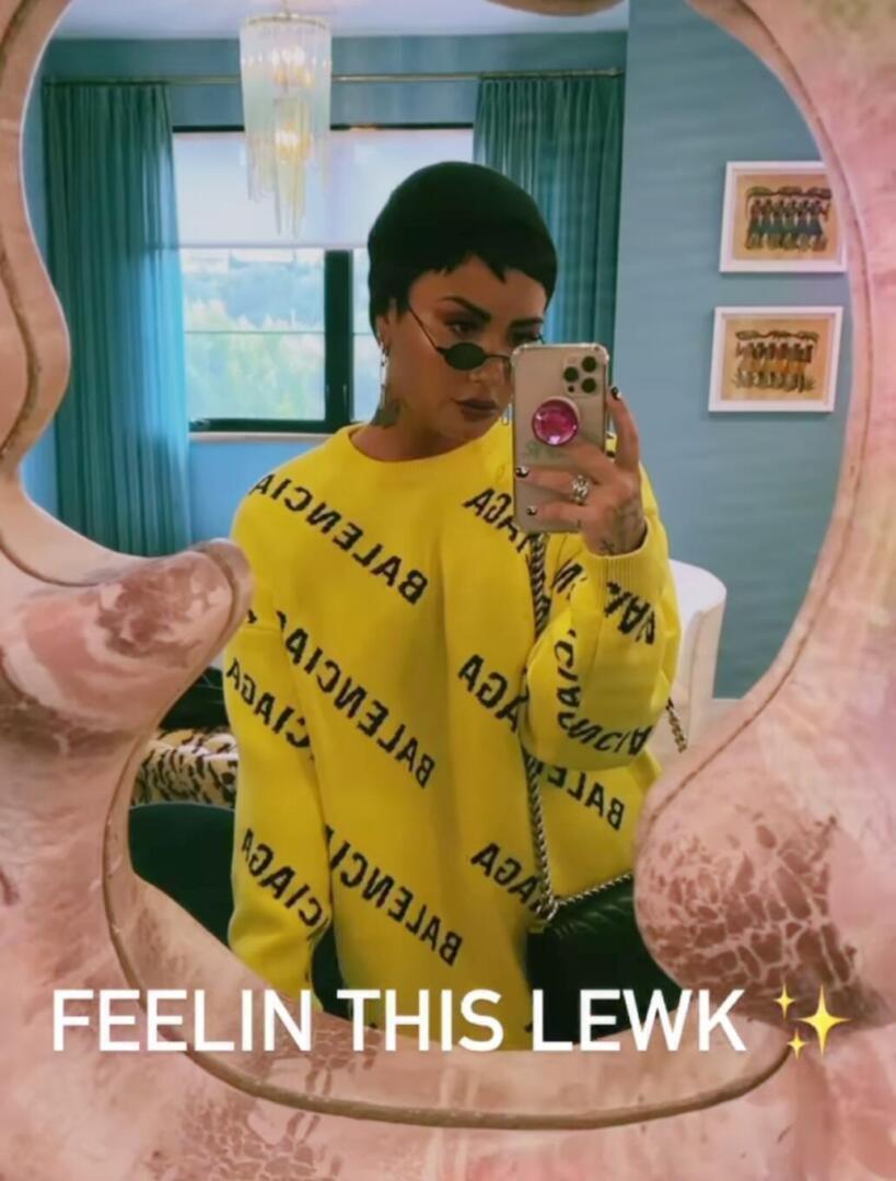 Demi Lovato - Instagram story | Kim Kardashian style