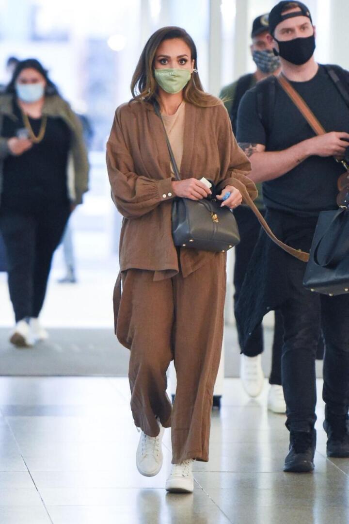 Jessica Alba - New York, NY | JFK Airport | Leslie Mann style