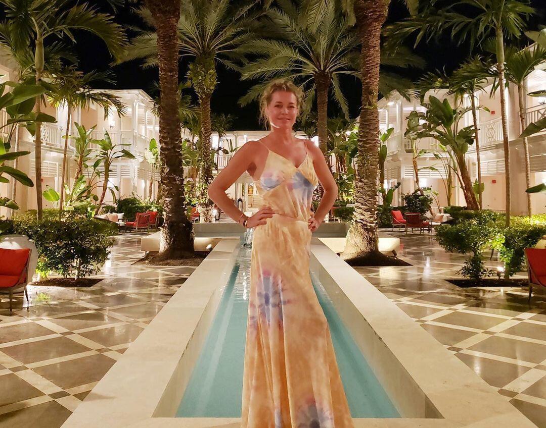 Rebecca Romijn - Instagram post | Chrissy Teigen style