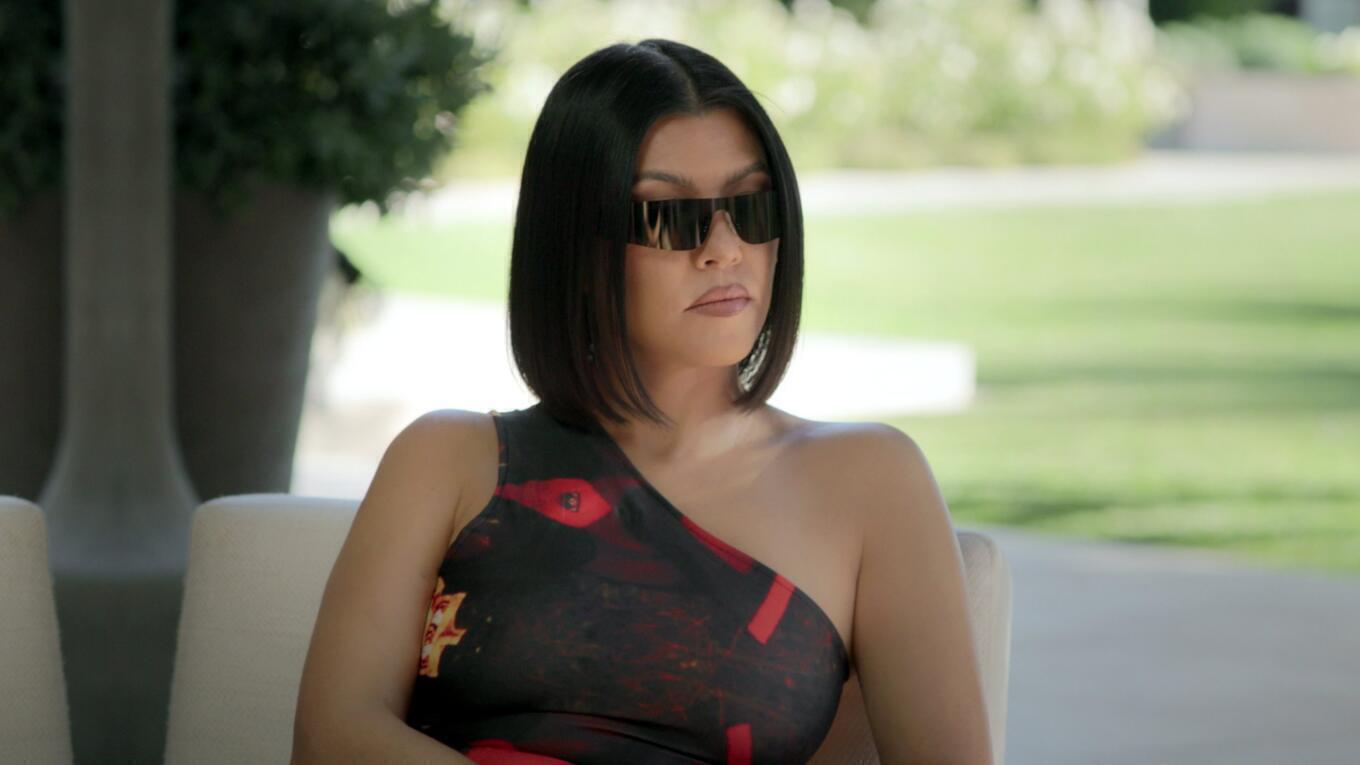 Kourtney Kardashian - The Kardashians | Season 1 Episode 2 | Kaley Cuoco style