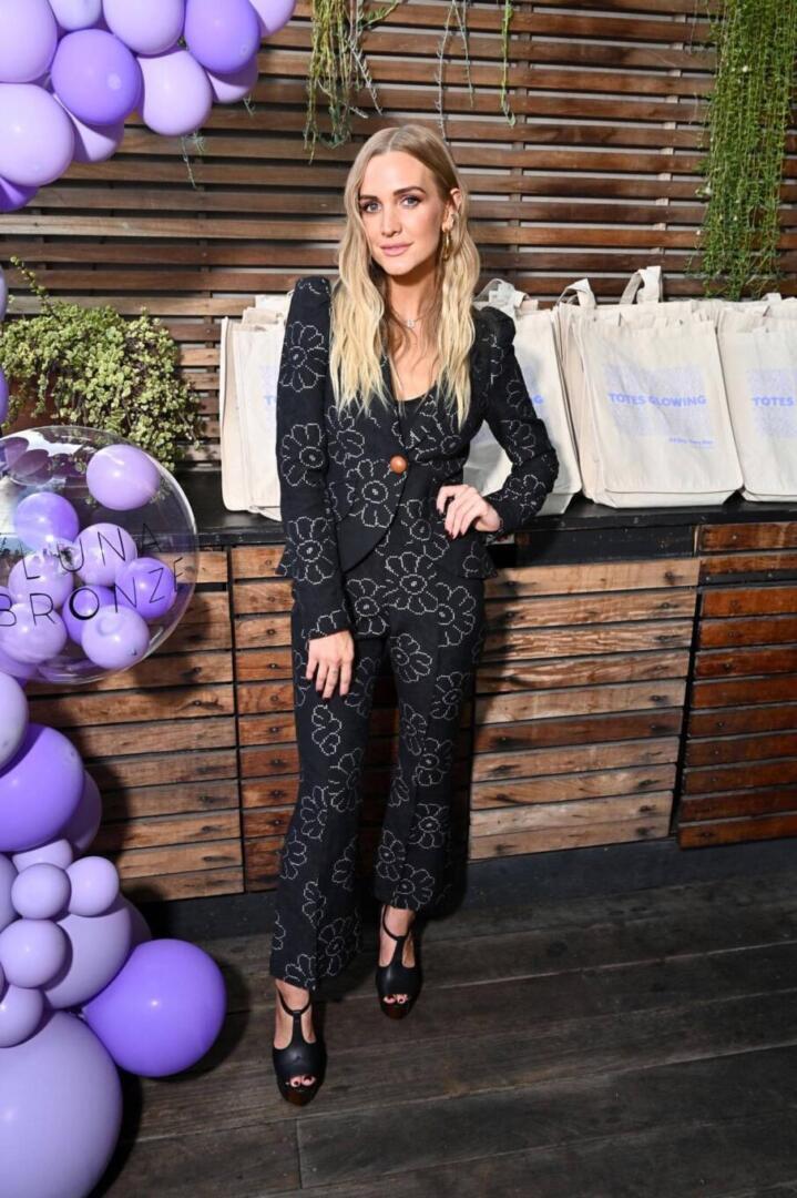 Ashlee Simpson – Kick Off To Summer Event With Luna Bronze
