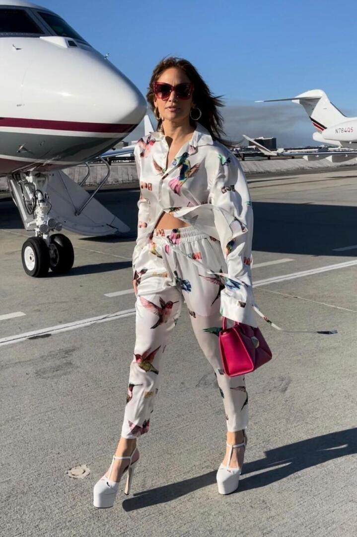 Jennifer Lopez - Instagram post | Kim Kardashian style