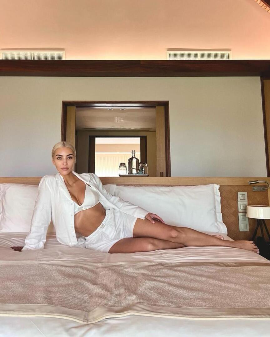 Kim Kardashian - Skims | Hotel | Jennifer Lopez style