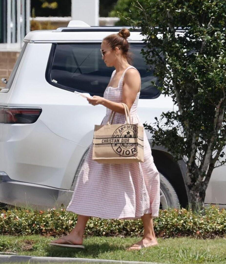 Jennifer Lopez - Savannah, Georgia | Khloe Kardashian style