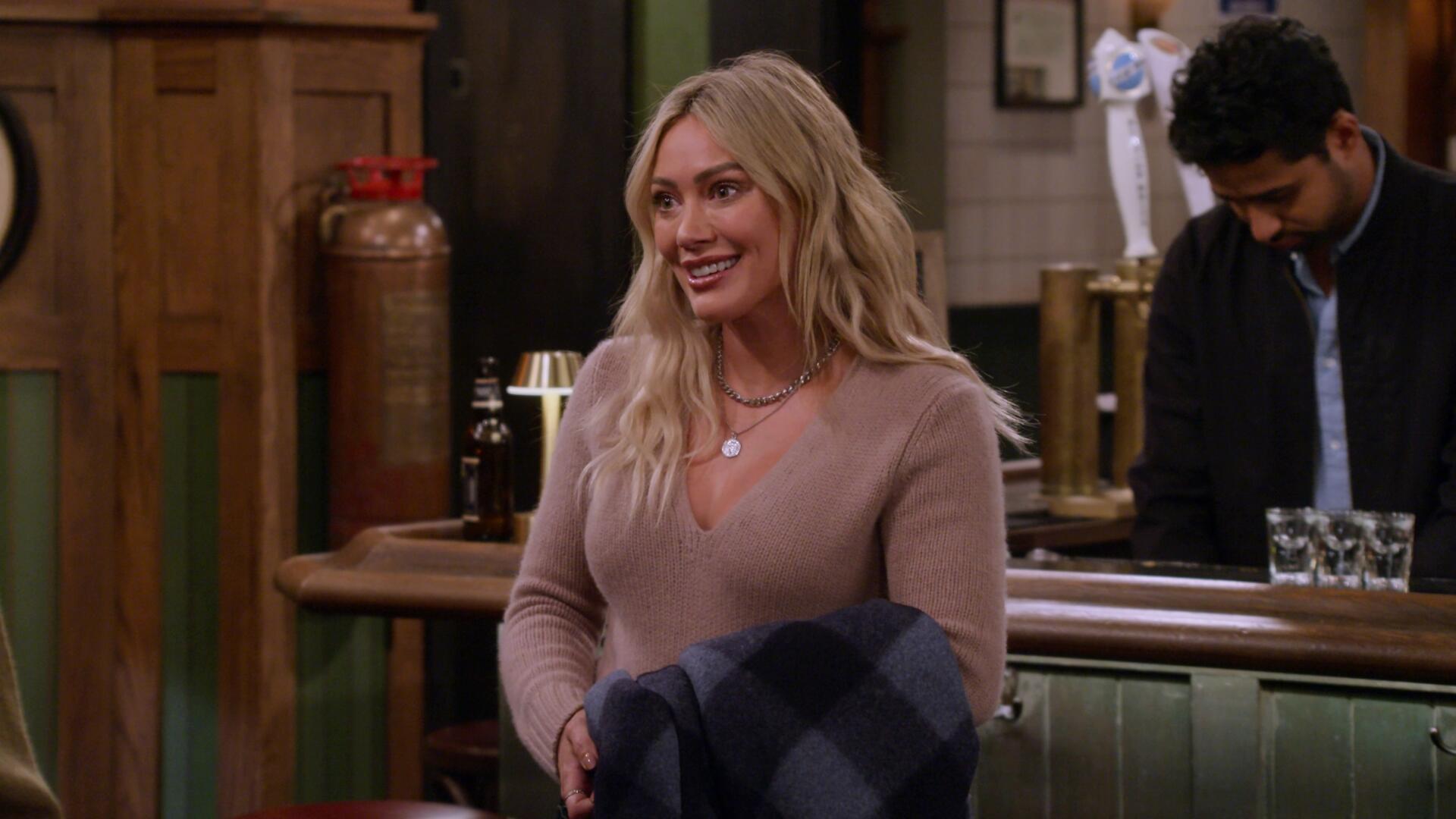 Hilary Duff - How I Met Your Father | Season 2 Episode 8 | Hilary Duff style