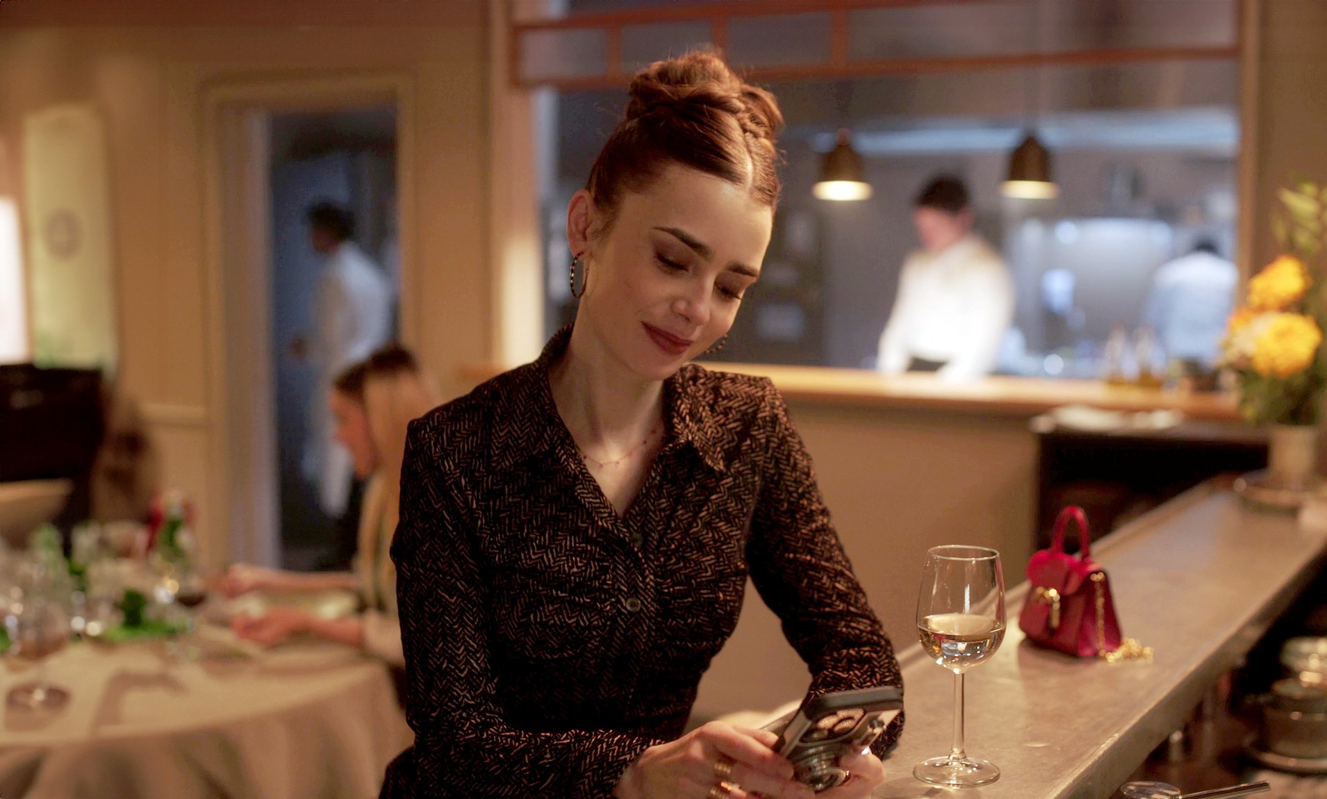 lilycollins_emilyinpariss04e04a