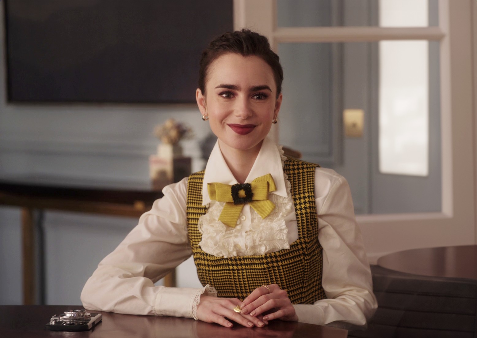 lilycollins_emilyinpariss04e04b