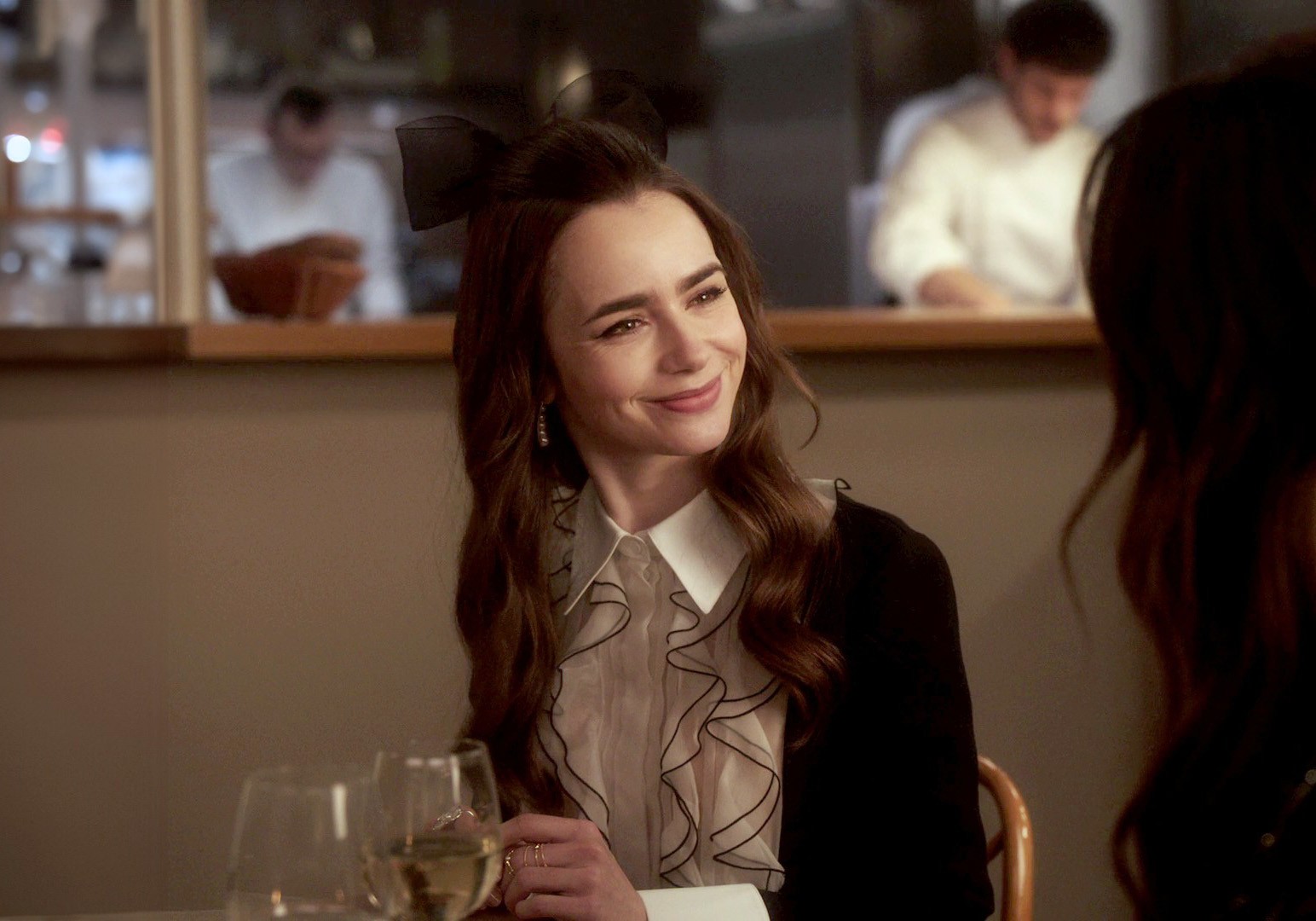 lilycollins_emilyinpariss04e05a