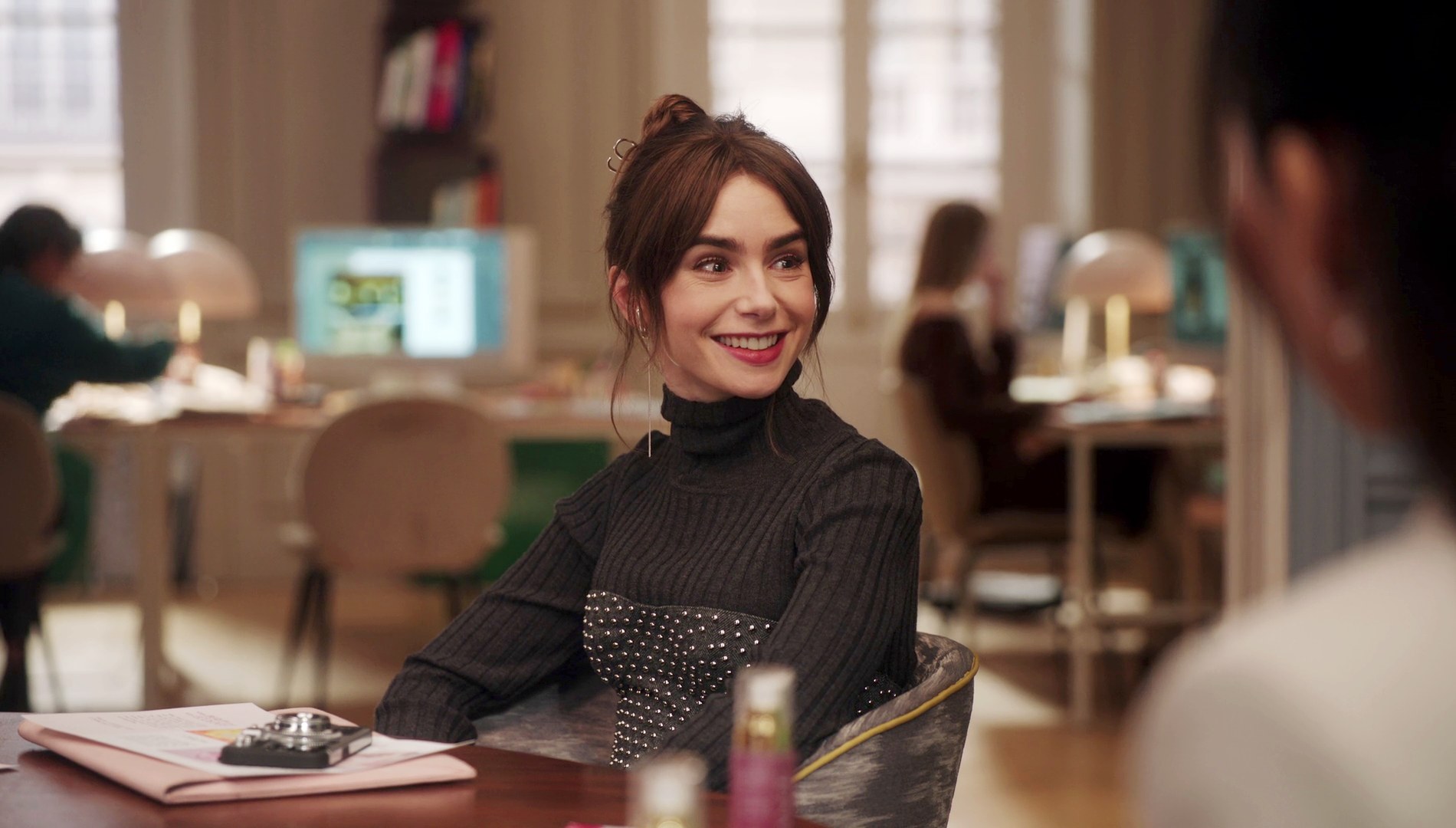 lilycollins_emilyinpariss04e05b