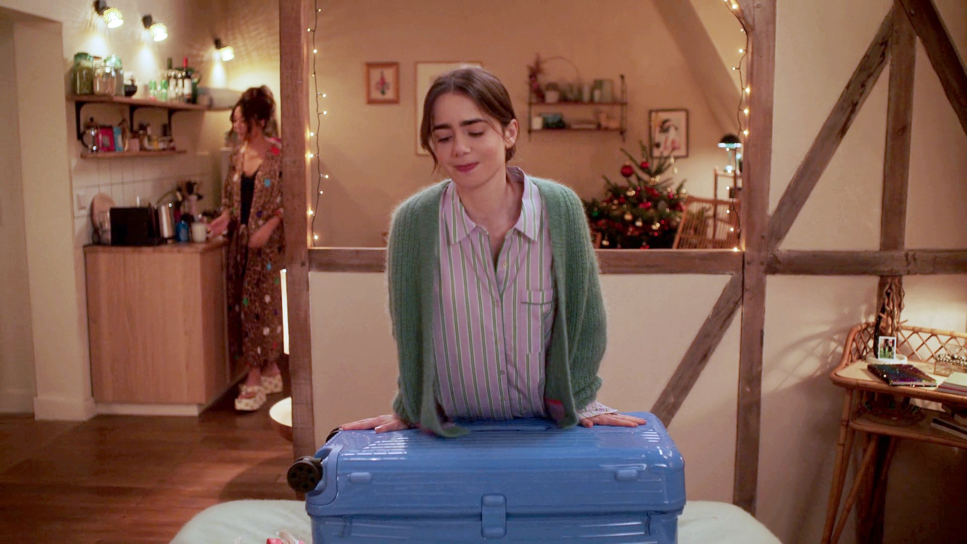 lilycollins_emilyinpariss04e06b