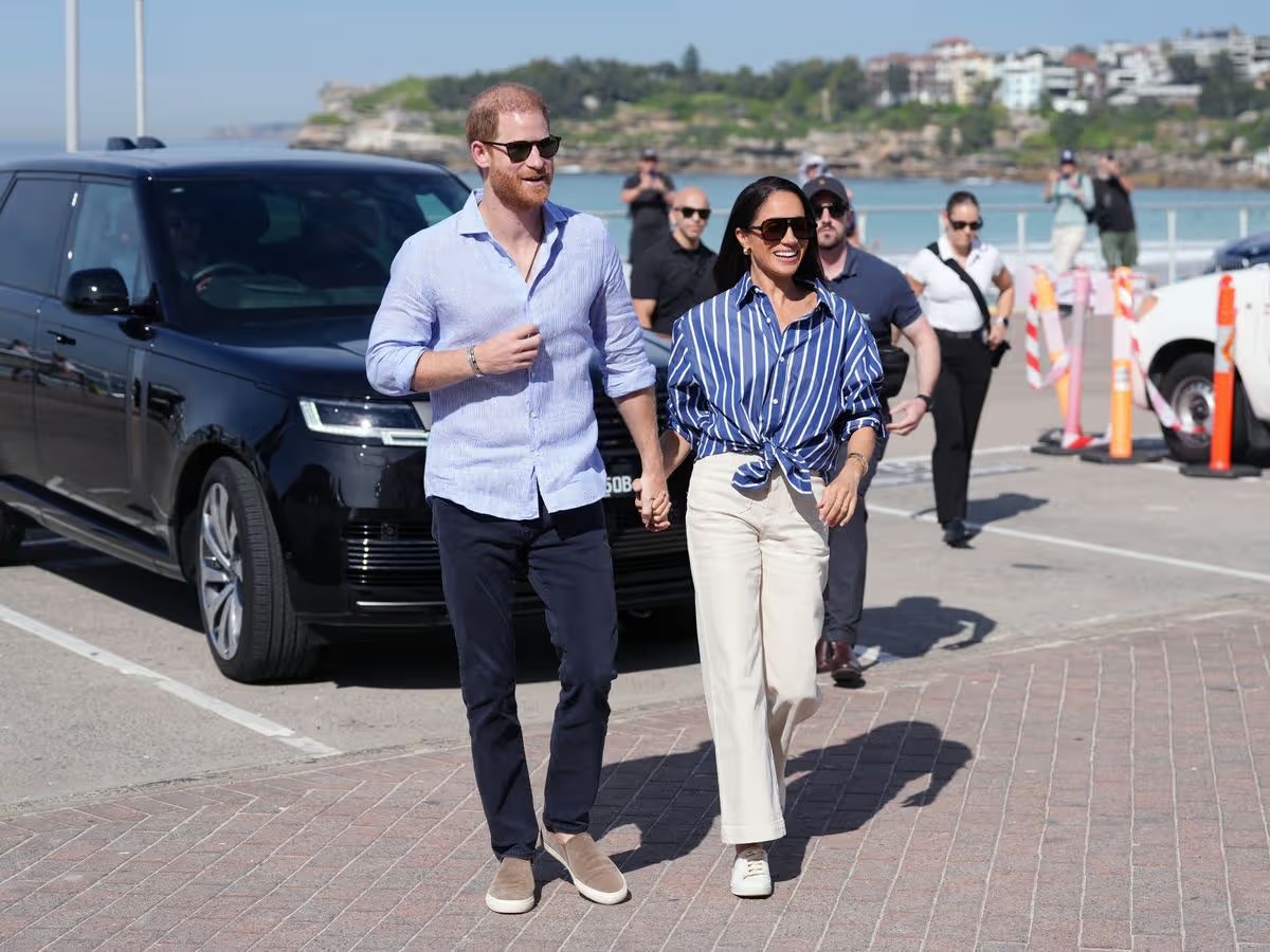 Meghan Markle Blue Stripe Shirt + White Jeans - Sydney, Australia